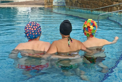 3 Damen im Pool in Abano